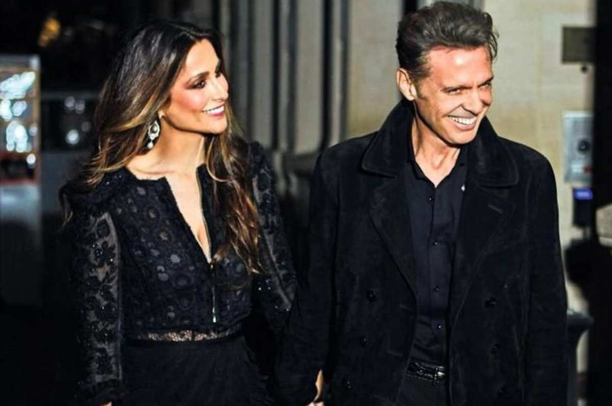 Novia de Luis Miguel posa junto a él y roba miradas con su espectacular rostro