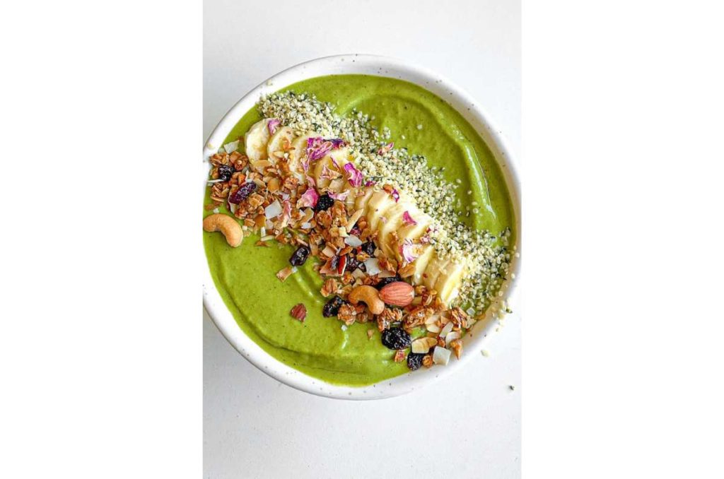 Alimentación saludable con bowls acaí de espinaca