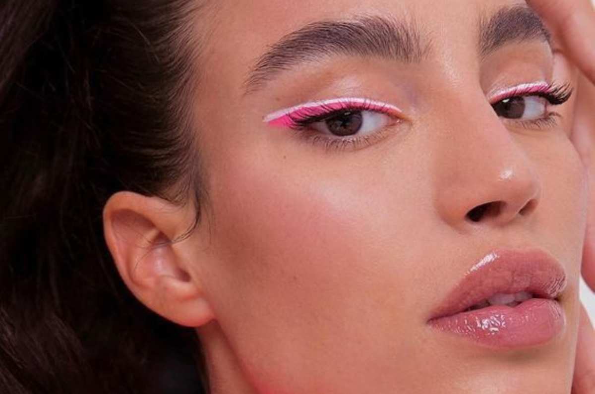 5 maquillajes con delineador rosa para usar este 14 de febrero 