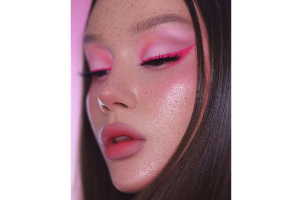 Belleza, maquillajes con delineador rosa para este 14 de febrero
