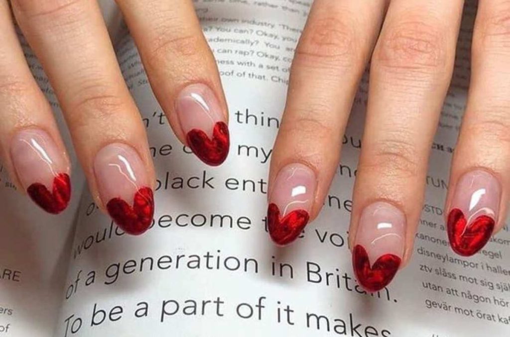 Diseños de uñas metalizadas con corazones para San Valentín