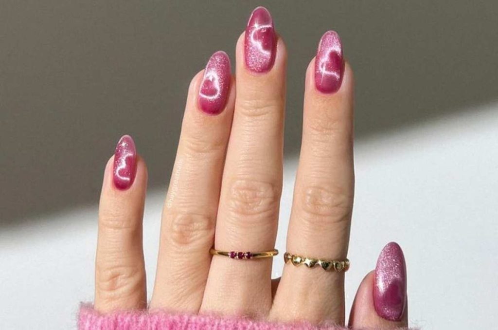 Diseños de uñas velvet con corazones para San Valentín