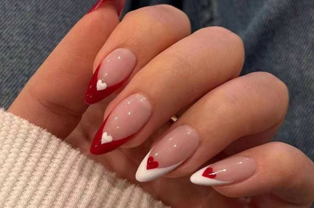 Diseños de uñas french con corazones para San Valentín