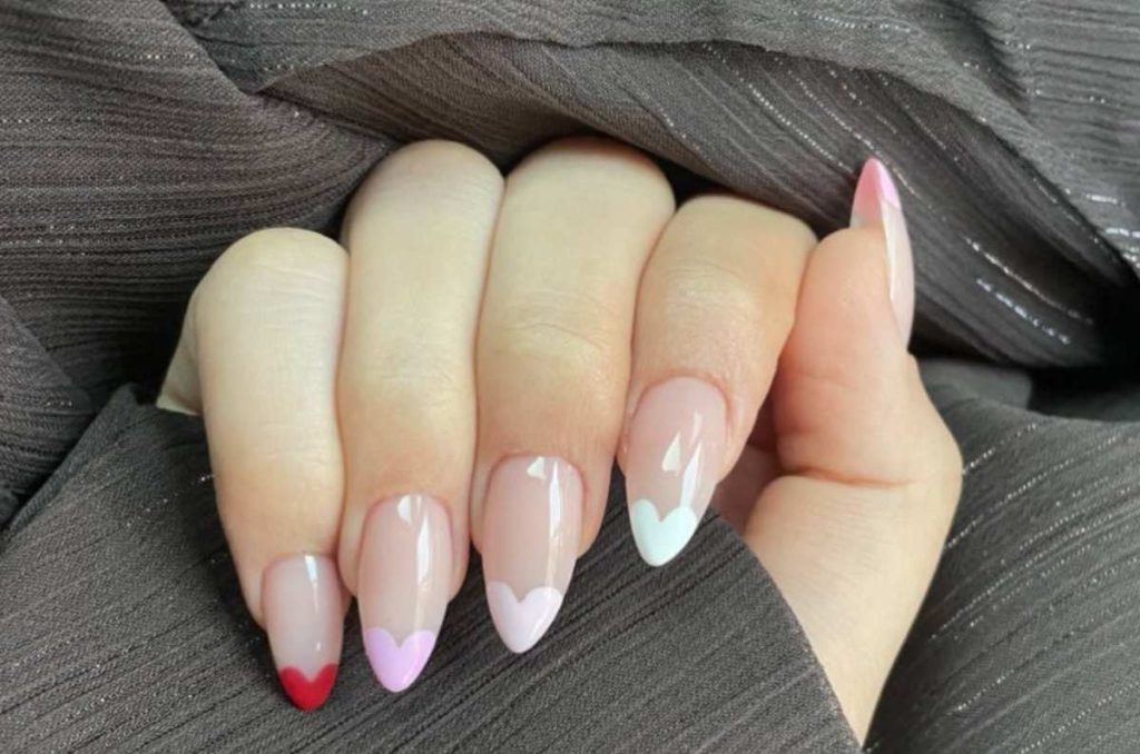Diseños de uñas con corazones en frances para San Valentín