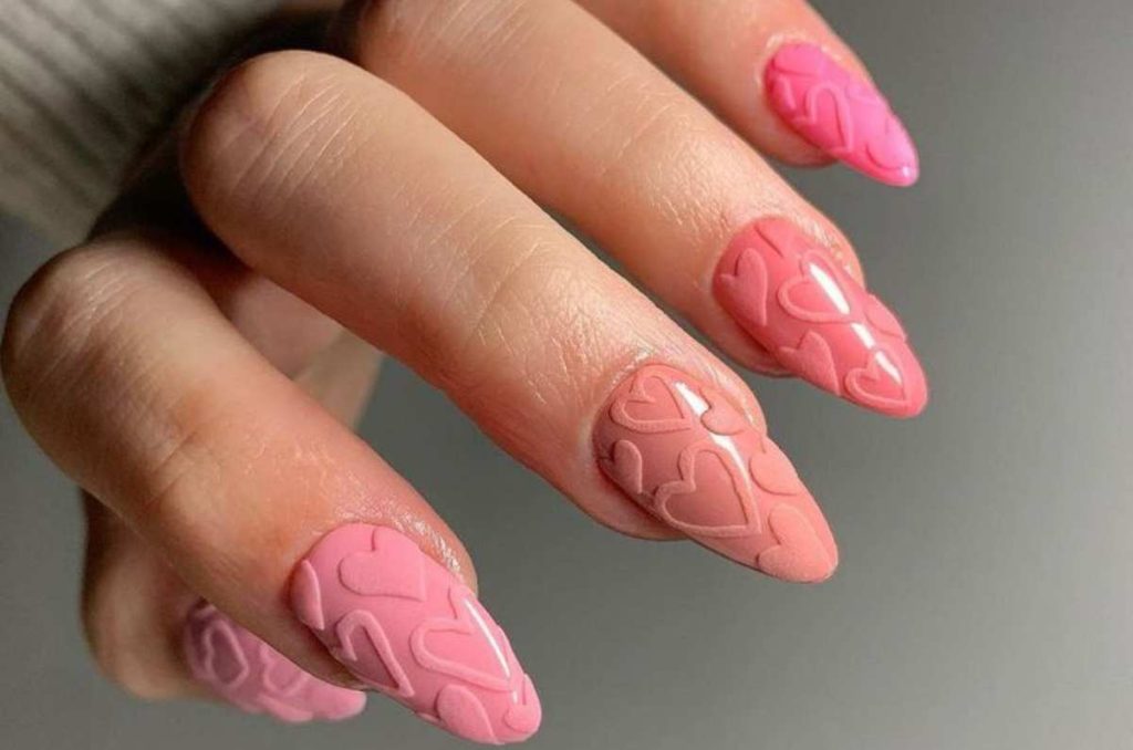 Diseños de uñas con corazones estilo tejido para San Valentín