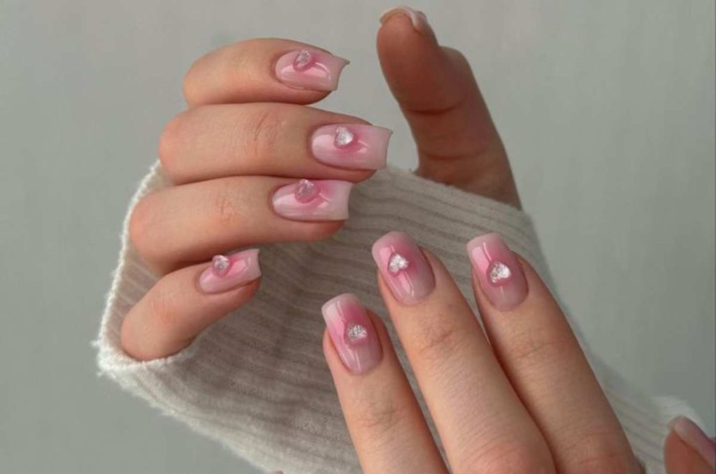 Diseños de uñas con corazones en relieve para San Valentín