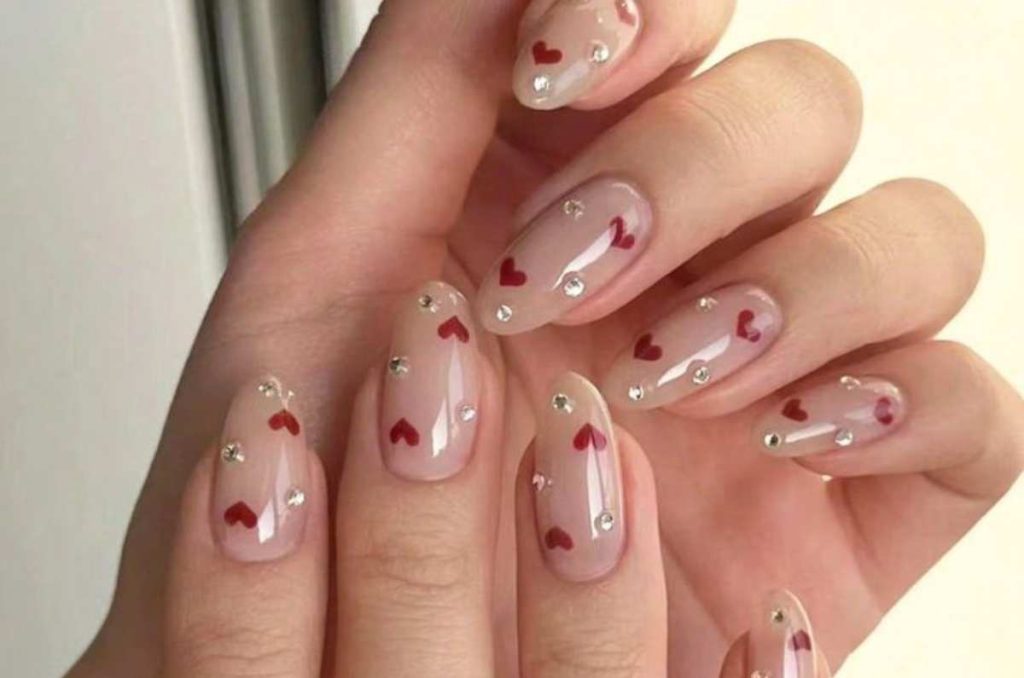 Diseños de uñas con corazones para San Valentín