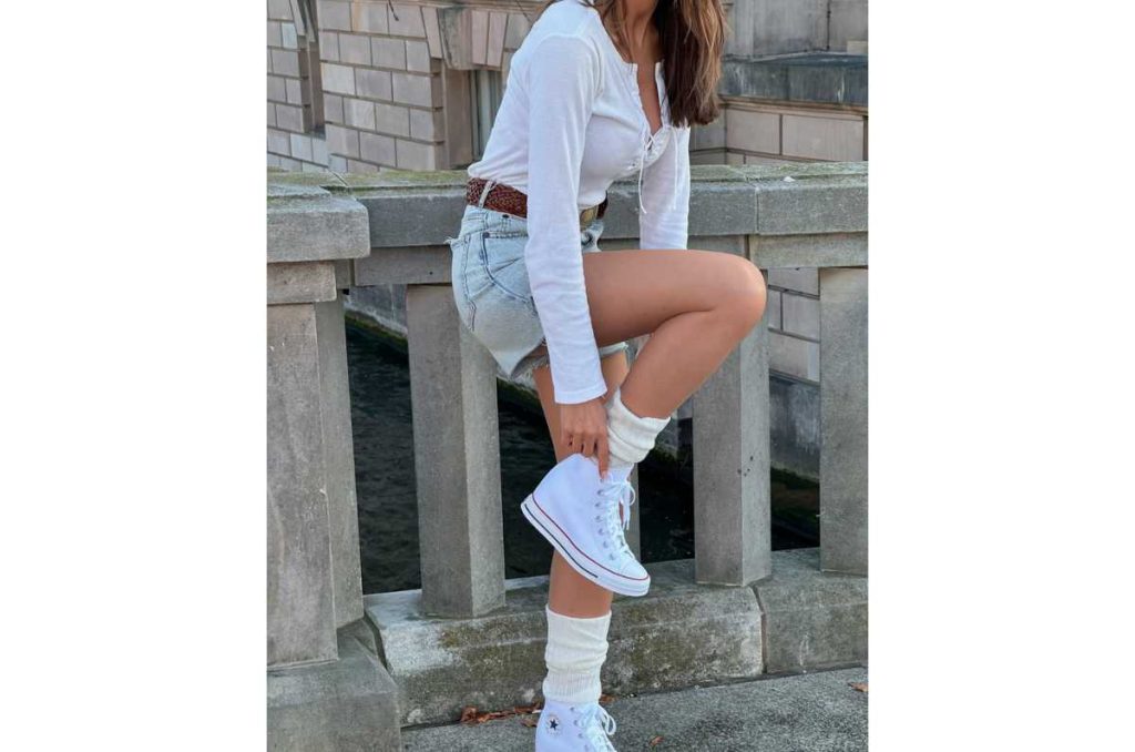 look chic con shorts y converse blancos