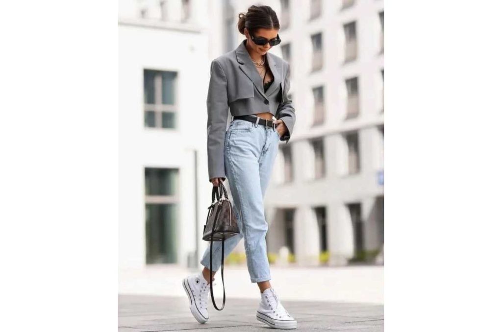 Outfit con skinny jeans y converse blancos