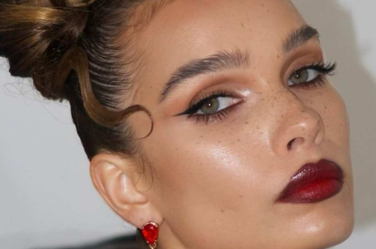Cómo llevar el tono «cereza» en tu maquillaje este 2025
