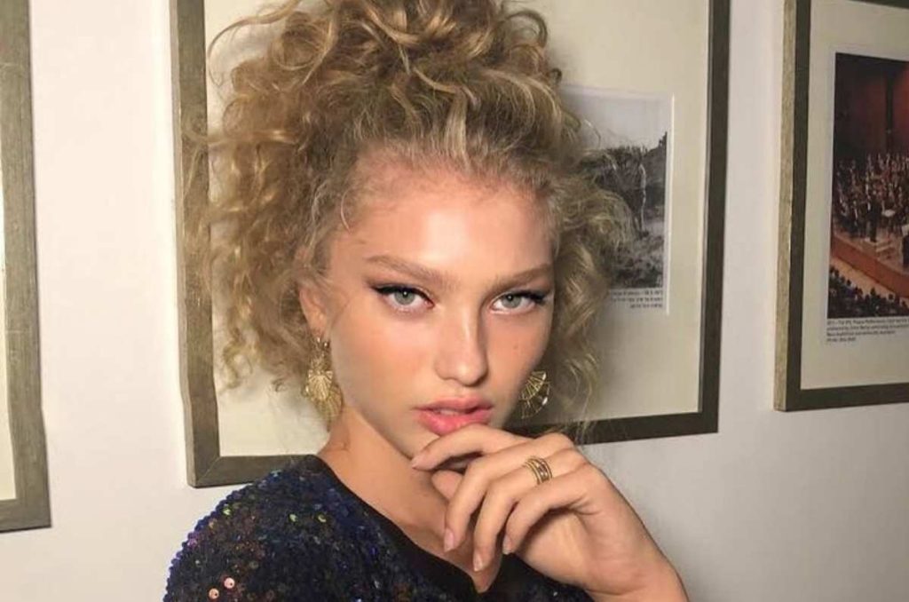 Cómo estilizar de forma chic el cabello despeinado