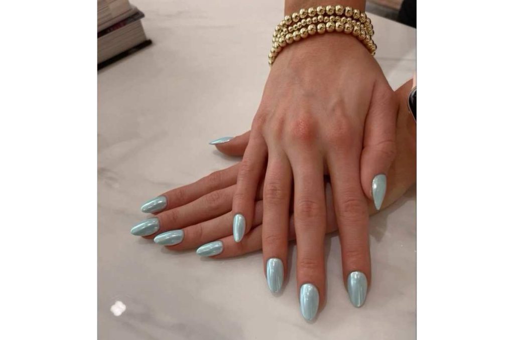 Diseños de uñas elegantes en Tiffany Blue