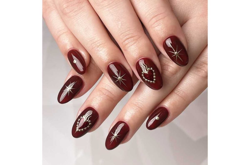 Corazones rojo con dorado uñas