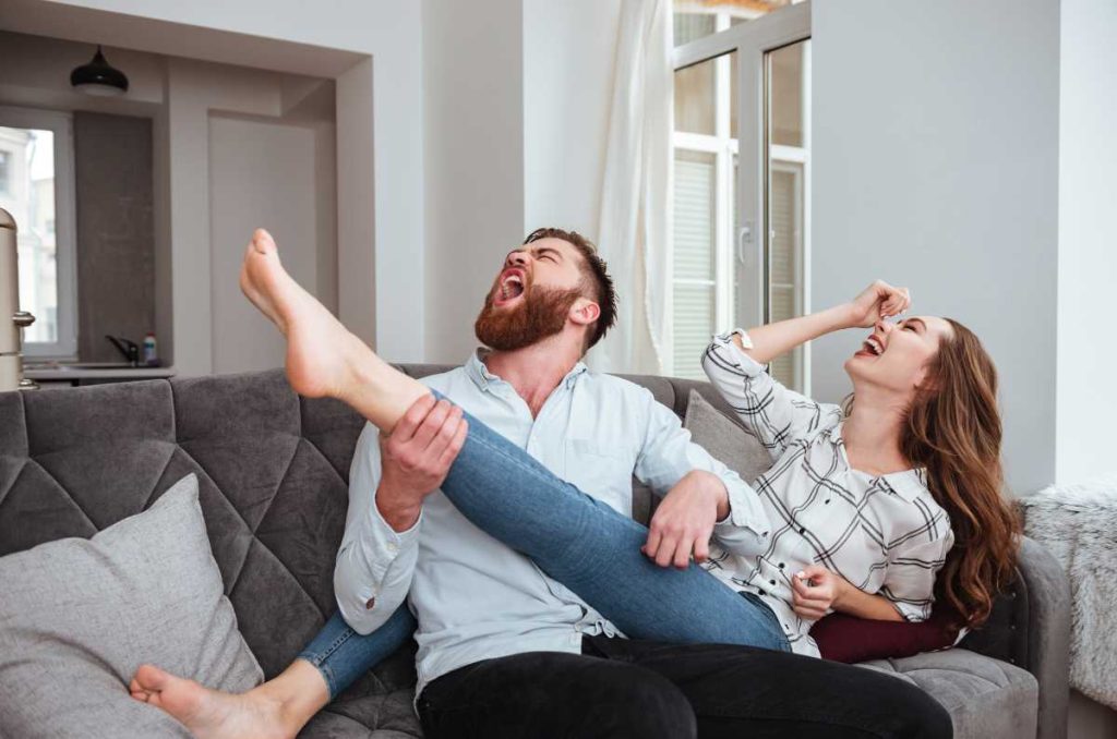 8 juegos divertidos en pareja que puedes hacer en casa para NO gastar 1