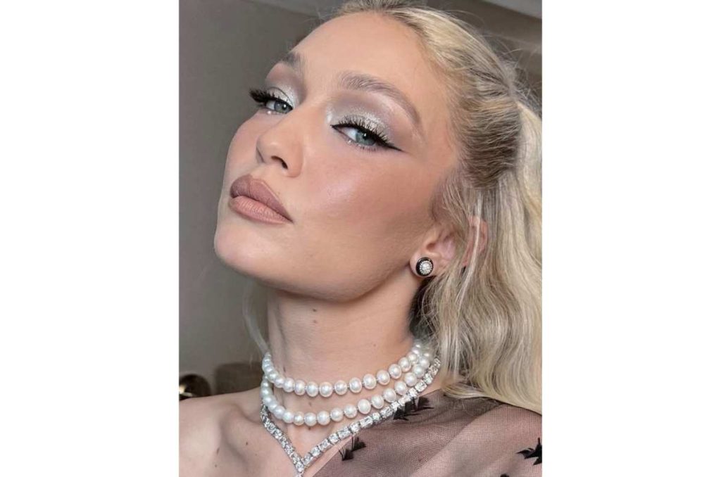 Maquillaje elegante color plateado: Smokey eye