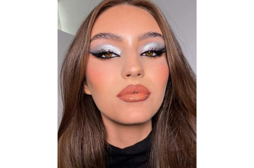 Maquillaje elegante color plateado: Metalizado