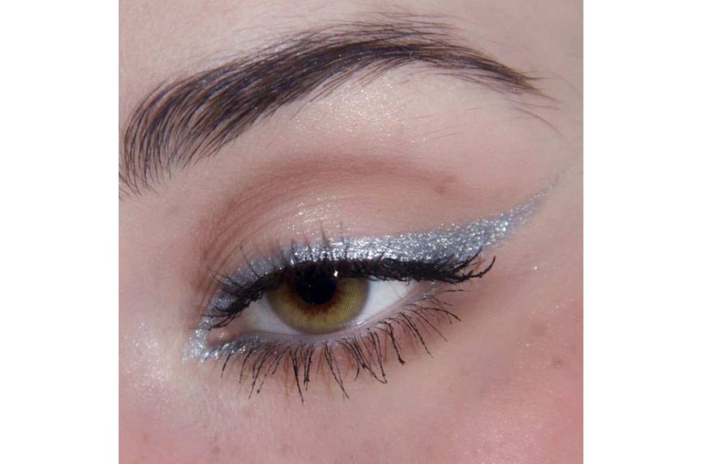 Maquillaje elegante color plateado: Delineador plateado