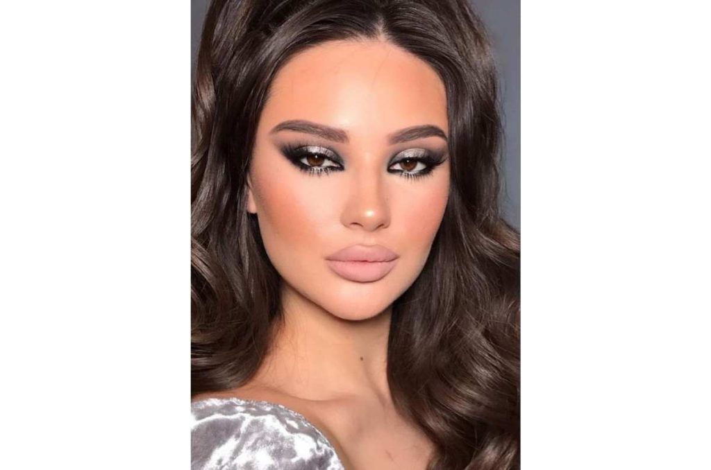 Maquillaje elegante color plateado: Halo eyes