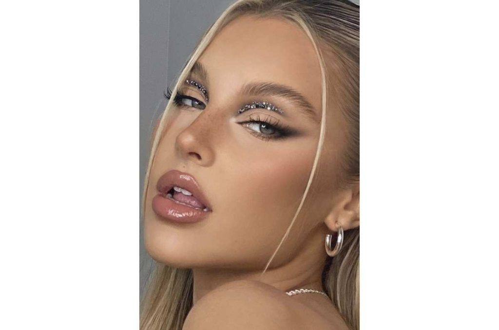 Maquillaje elegante color plateado: Cut crease