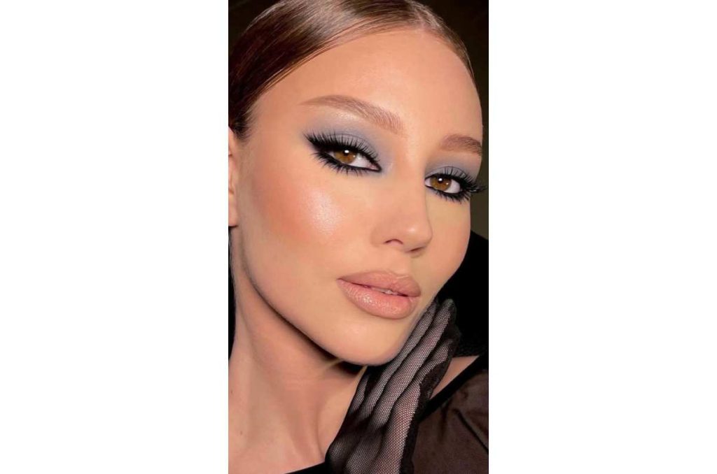 Maquillaje elegante color plateado: Ahumado plateado