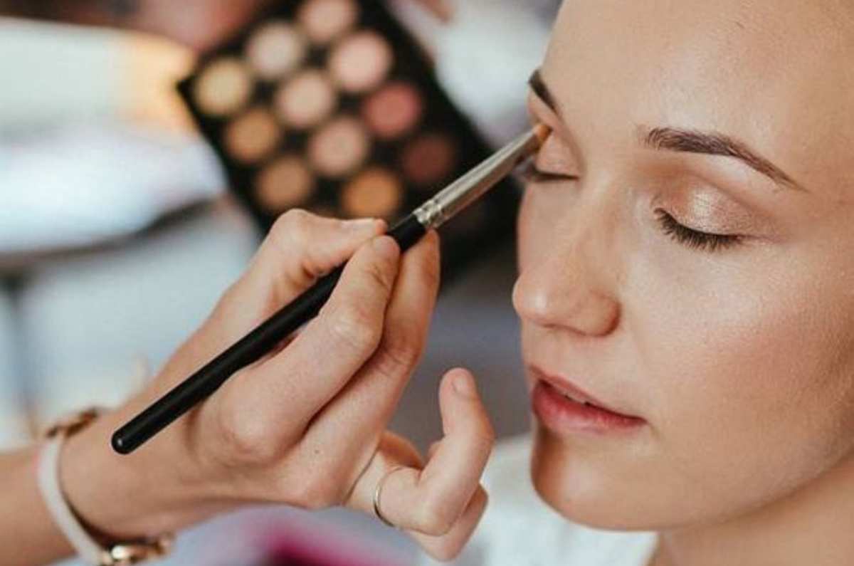 6 maquillajes elegantes con plateado si tienes más de 40+