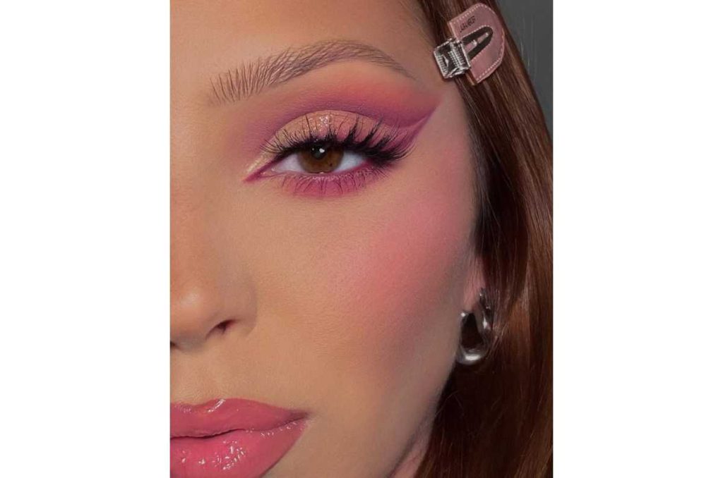 Ideas para el 14 de febrero maquillaje con sombra rosa suave
