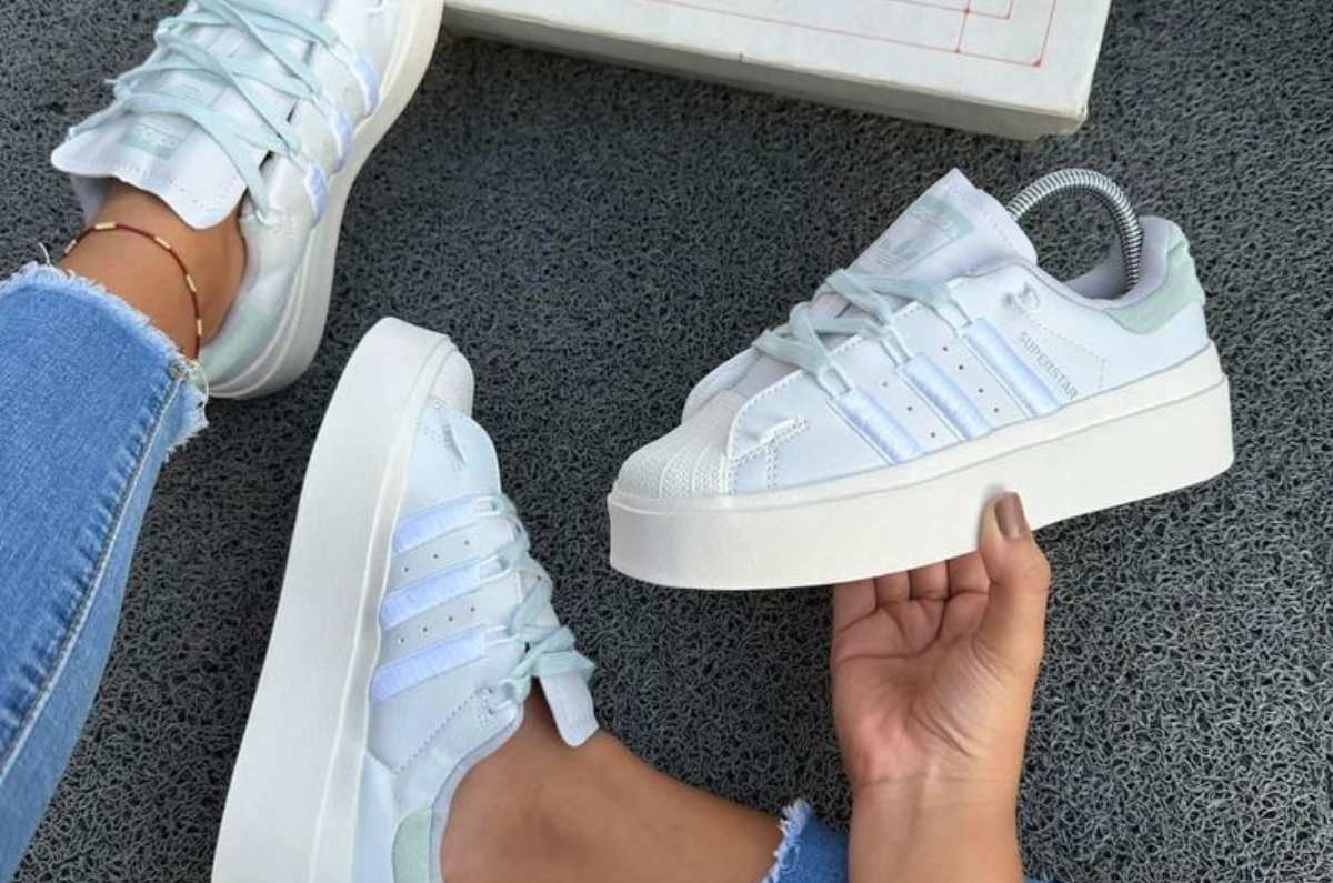 5 alternativas que puedes llevar al trabajo para darle un descanso a tus tenis blancos