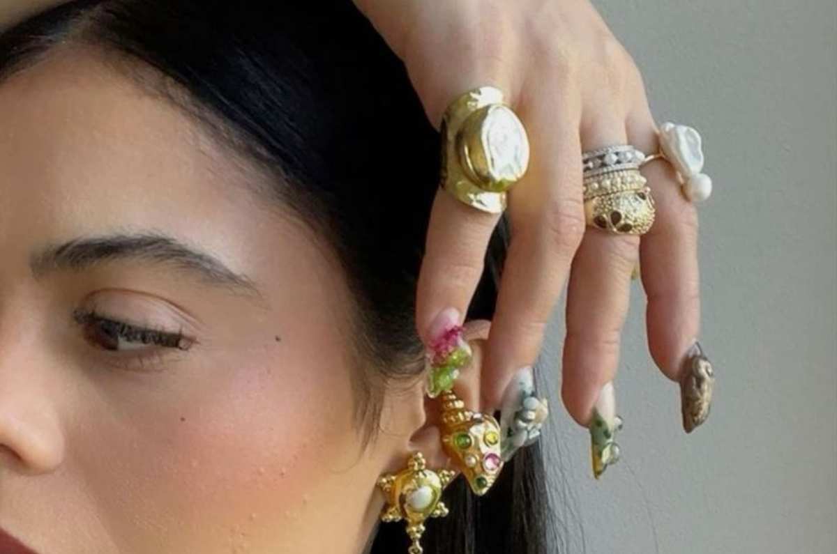 5 outfits con accesorios maximalistas, lo más chic del 2025