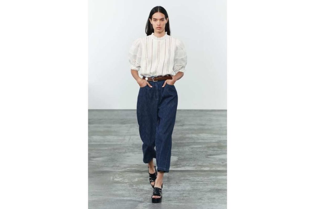 Outfits con blusas blancas de Zara y pantalones rectos