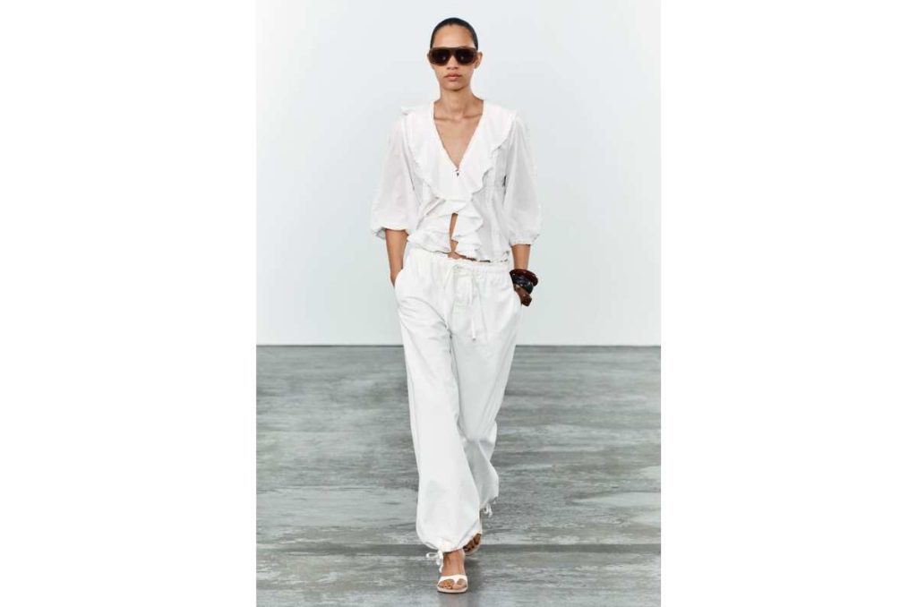 Outfits con blusas blancas de Zara y pantalones rectos