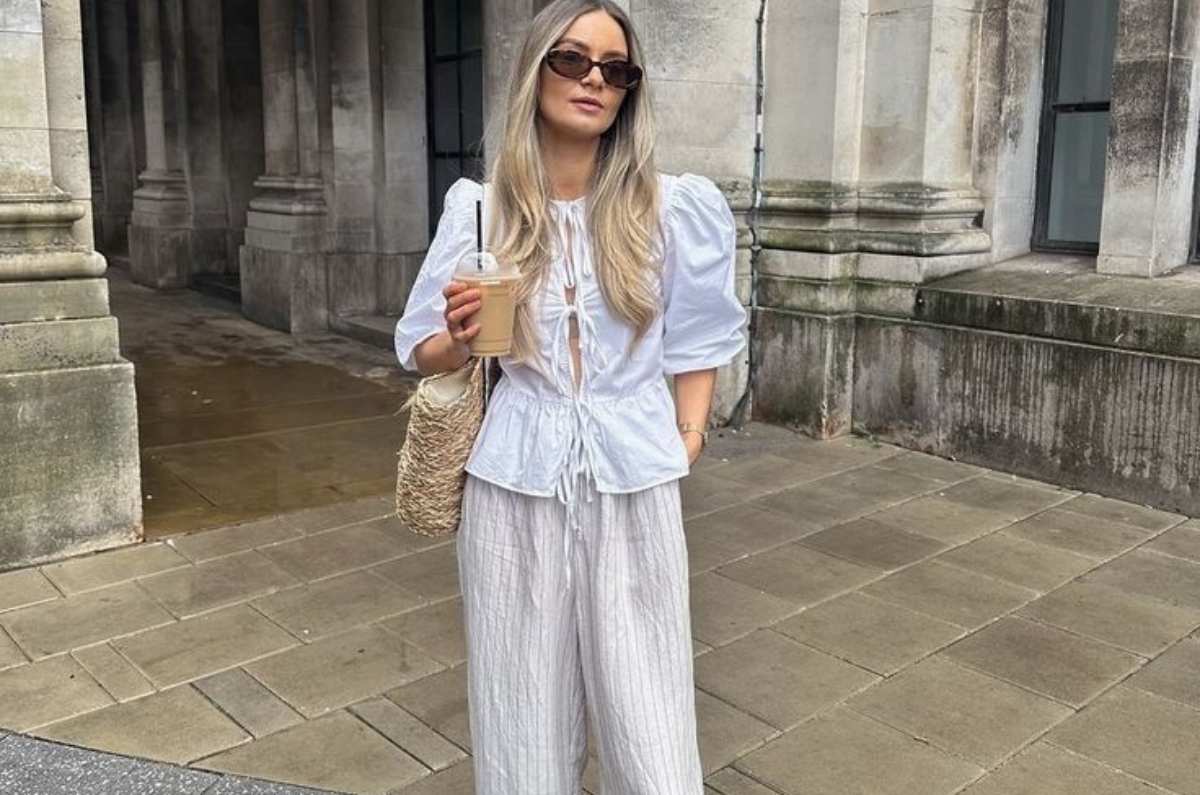 5 outfits con blusas blancas de Zara para combinar con pantalones rectos si tienes 40+