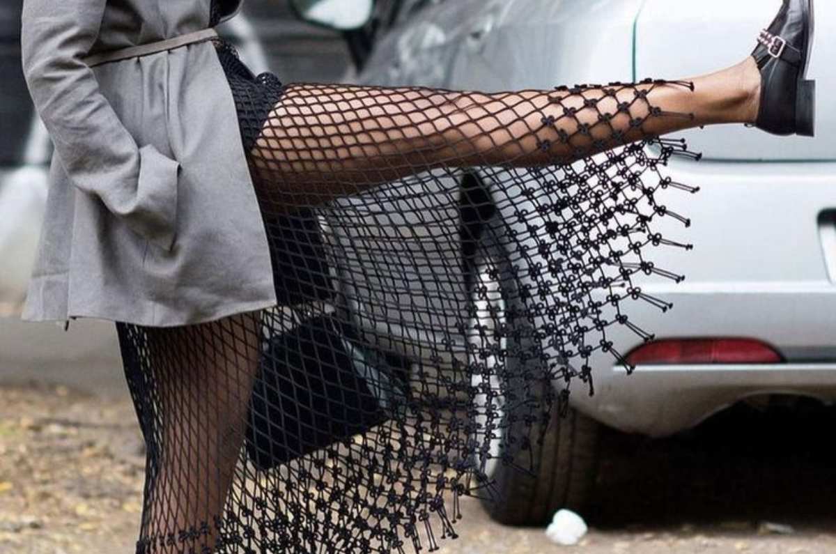 5 outfits con transparencias que te harán ver súper femenina si tienes 40+