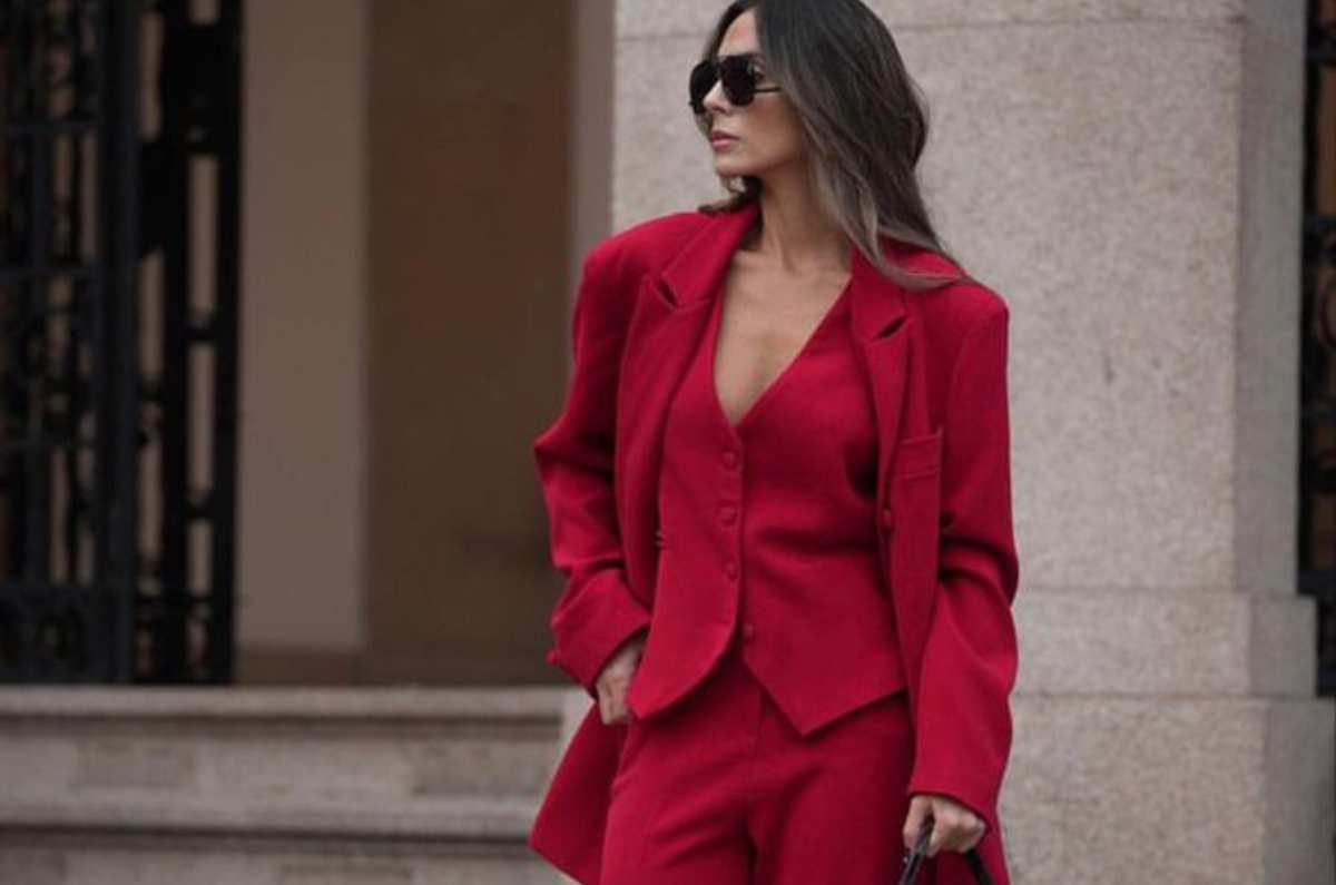5 outfits en rojo escarlata para estar en tendencia este 2025