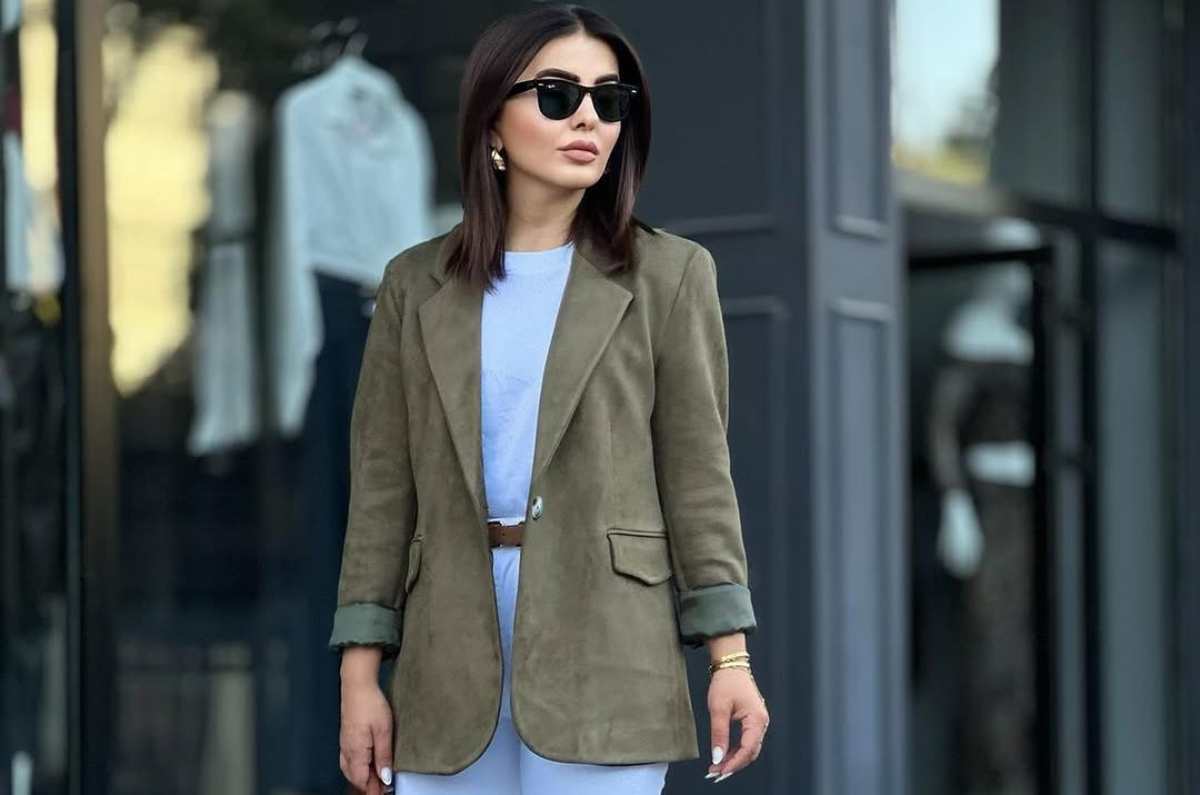 Outfits verde oliva: el color perfecto para la oficina este 2025