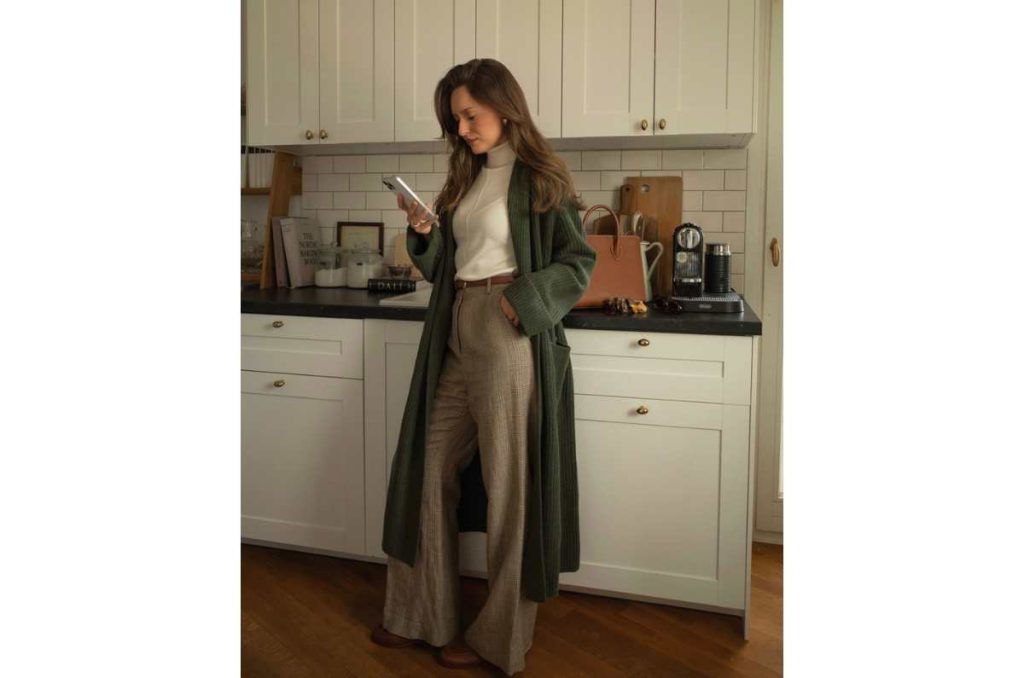Outfit para oficina con pantalones de pierna ancha