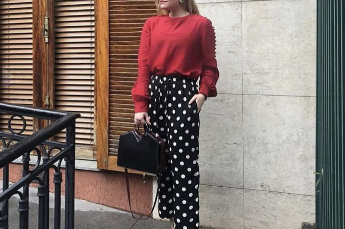 Cómo llevar el estampado de lunares para elevar tus outfits para la oficina