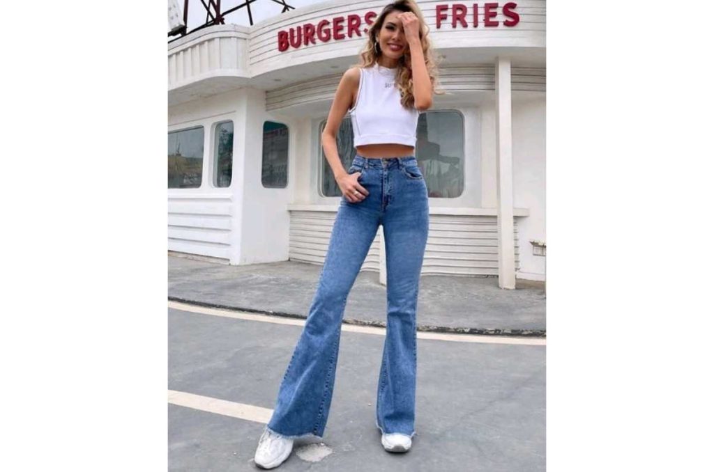 Outfits con jeans acampanados y tenis blancos para lucir juvenil y elegante 0