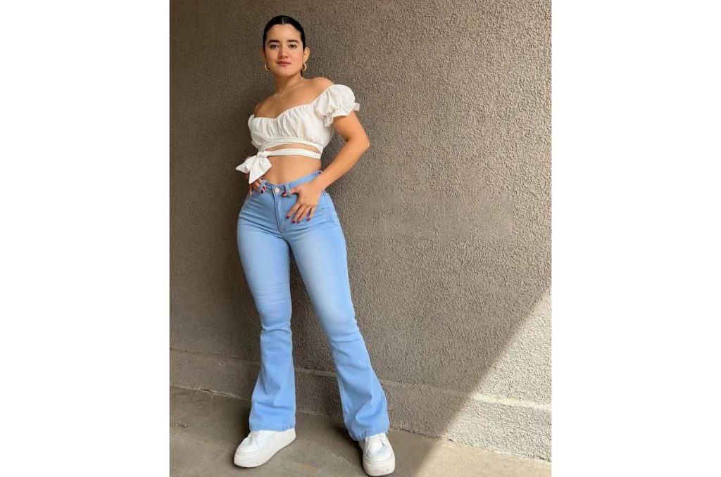 Outfits con jeans acampanados y tenis blancos para lucir juvenil y elegante 1