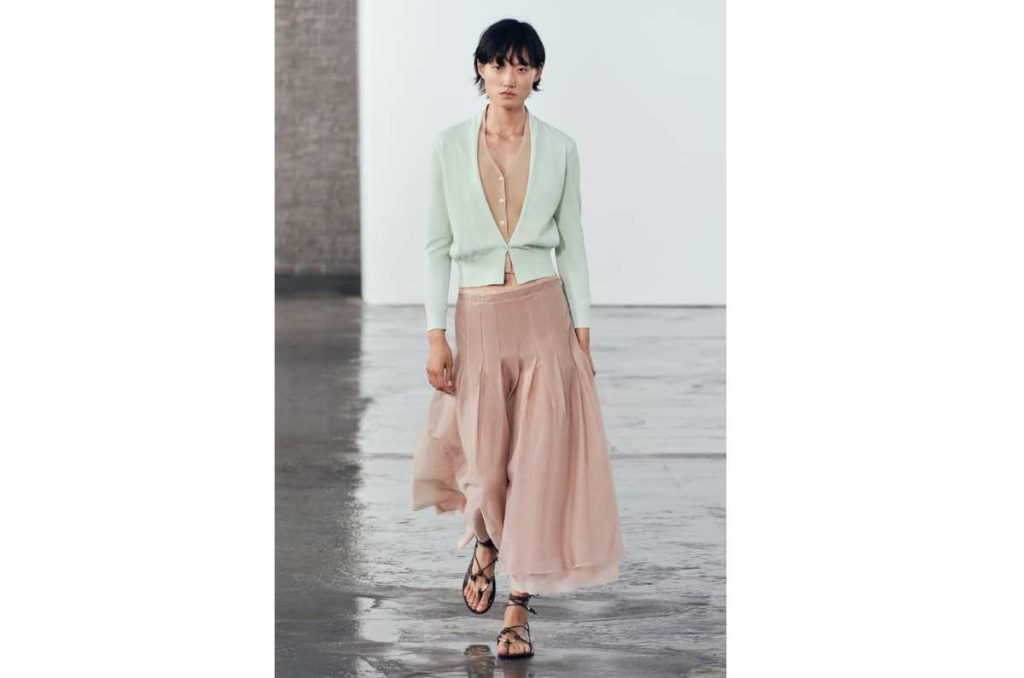 Ropa de moda de Zara en Mocha Mousse, el Pantone dle año