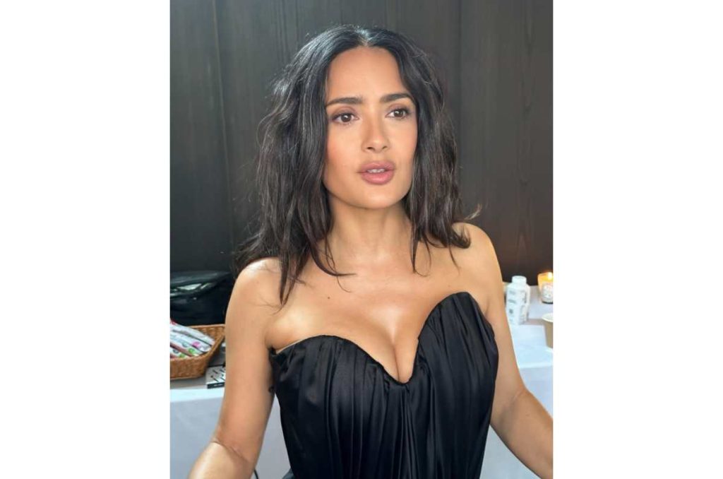Salma Hayek lució orgullosa sus canas en los Golden Globes con un peinado recogido medio 0