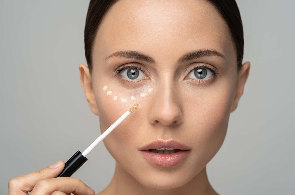 Técnicas de corrector: cómo cubrir ojeras sin que se acumulen en las arrugas