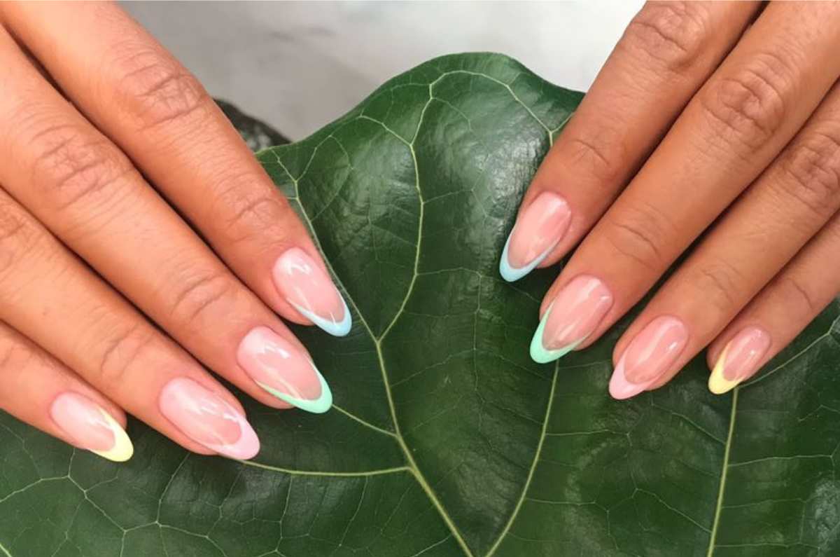5 diseños de uñas acrílicas “pastel french”, la manicura más sutil para lucir en la oficina