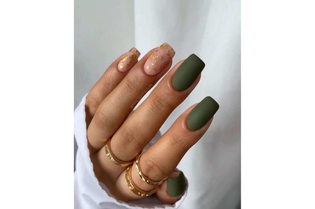 Uñas acrílicas verde olivo