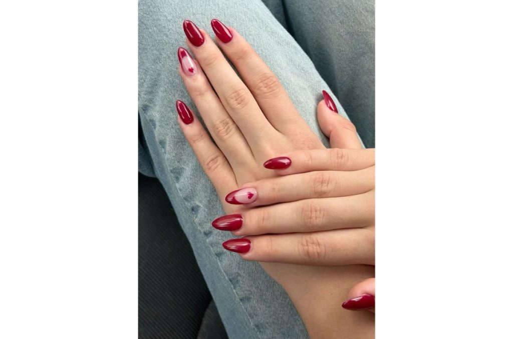 Uñas almendradas rojas para San Valentín 2025 4