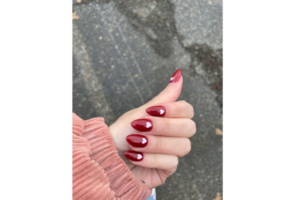 Uñas almendradas rojas para San Valentín 2025 5