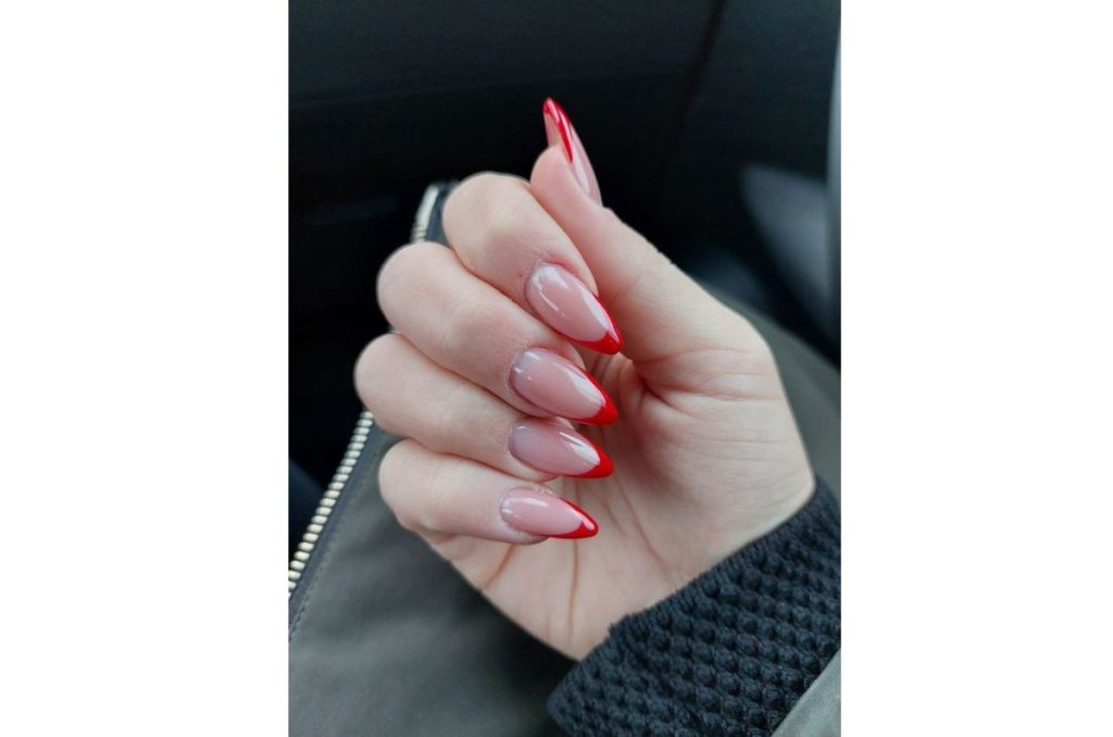 Uñas almendradas rojas para San Valentín 2025 8