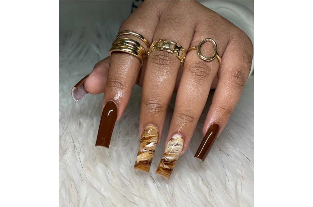 uñas mármol marrón y beige