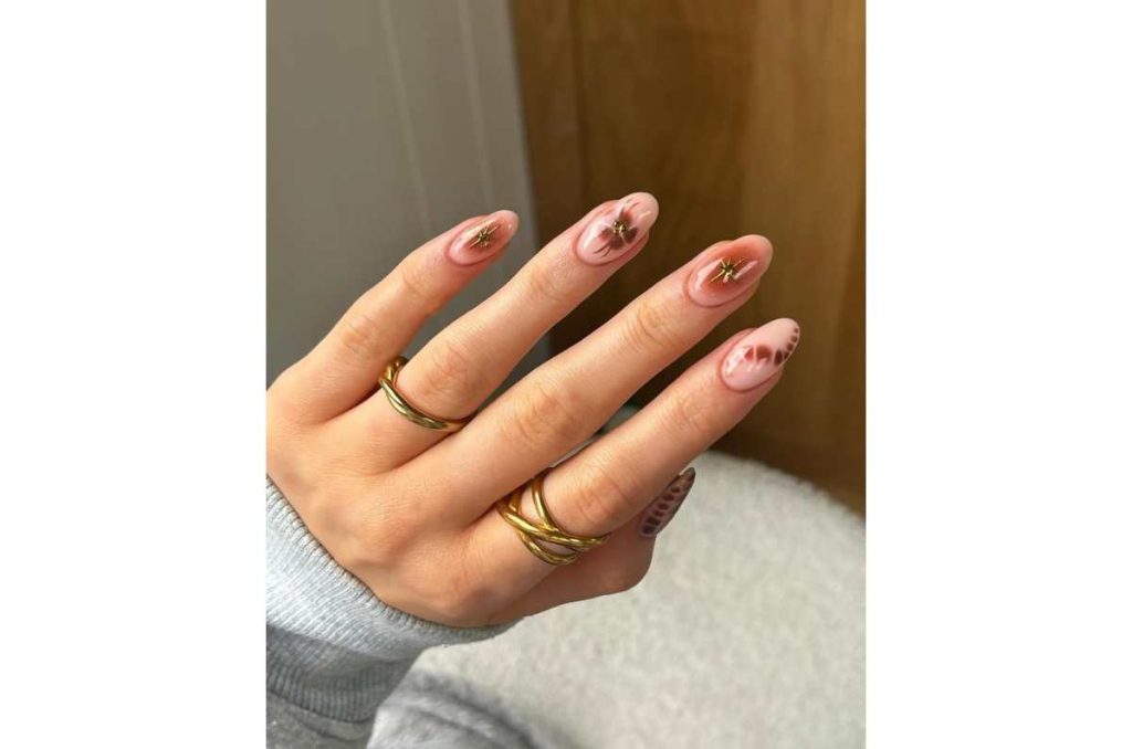 Uñas marrón y beige con flores