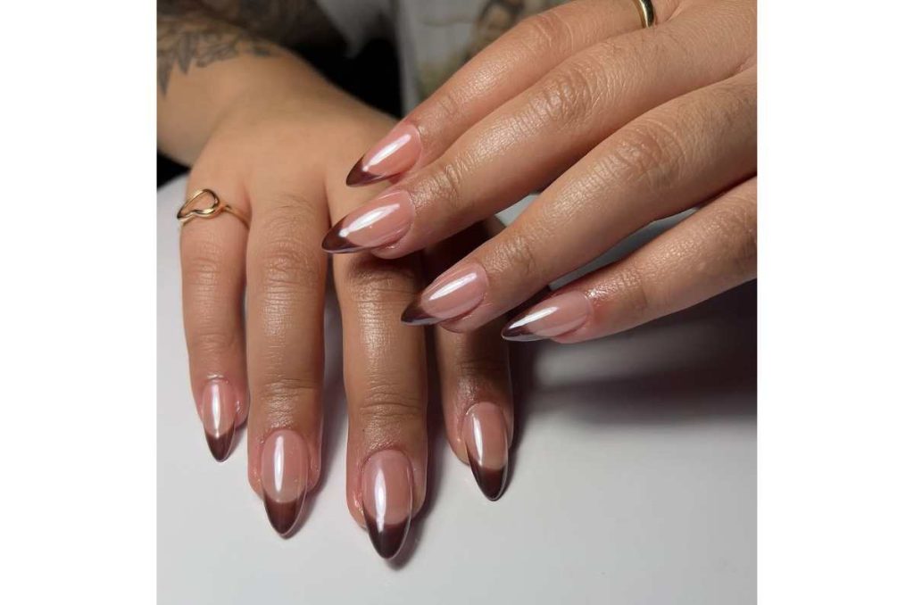 Mani francés en tonos marrón y beige