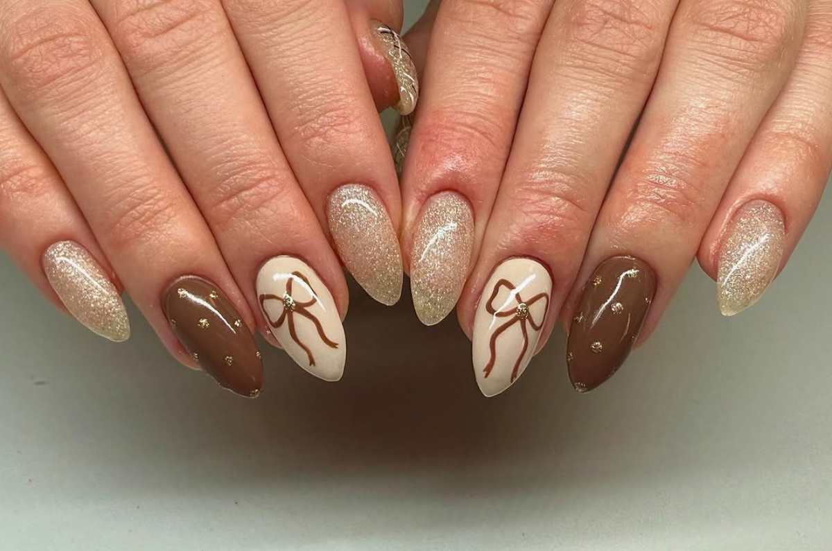 Diseños de uñas marrón y beige perfectos para uñas largas